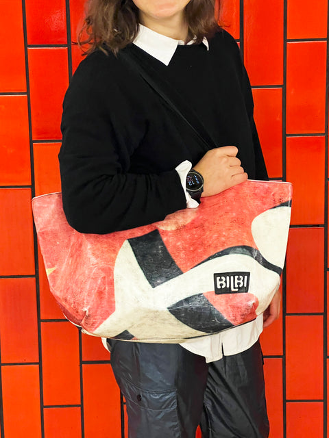 HACEMOS MALETAS ÚNICAS HECHAS DE CARPA DE CAMIÓN RECUPERADA.